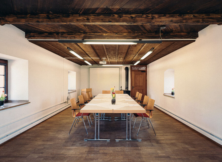 Traditioneller Besprechungsraum mit Holzdecken und Schwarzwald-Charme.