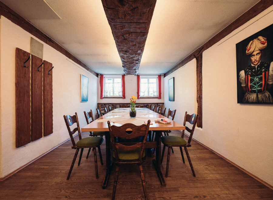 Traditioneller Besprechungsraum mit Holzdecken und Schwarzwald-Charme.