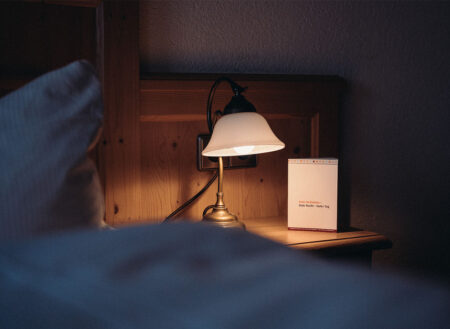 Nahaufnahme eine Nachttichlampe im Hotelzimmer