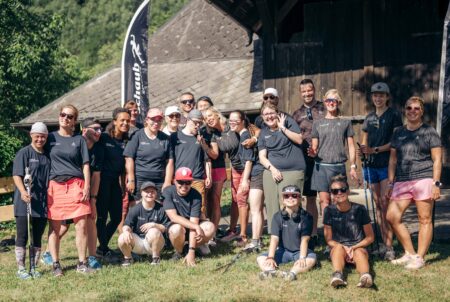 Gruppenbild mit Sportlerinnen und Sportlern mit und ohne Behinderung vor dem Hofgut Himmelreich. Alle tragen das gleiche schwarze Event-T-Shirt.