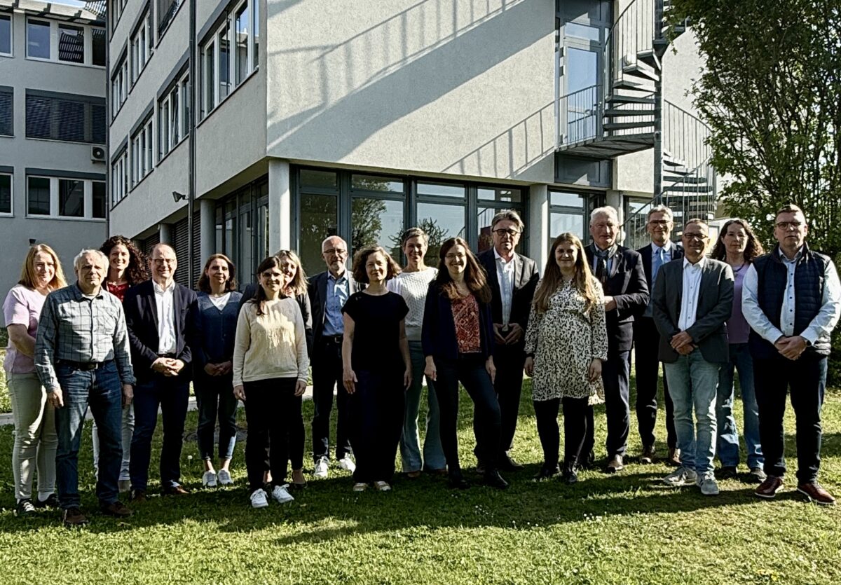Gruppenfoto mit Minister Manne Lucha, Sozialdezernent Reinhardt Friedel, Behindertenbeauftrage Sabrina Kupka, den Projektleitungen, Bürgermeister:innen, Sprecher:innen und Selbstvertretungen aus dem Landkreis