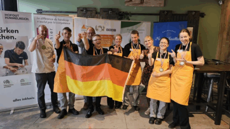 Die Teilnehmer von der Akademie Himmelreich stehen mit der Deutschlandflagge bei der Siegerehrung in Lyon